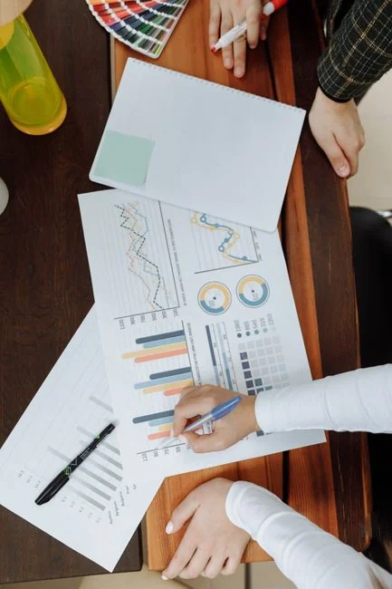 hero-img Équipe examinant des graphiques financiers et des données numériques sur des tablettes dans un cadre de bureau.
